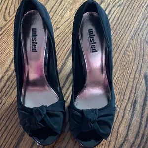 Black platform heels with bow